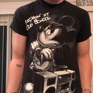 Disney Mickey Mouse kickin it old school tee sz M